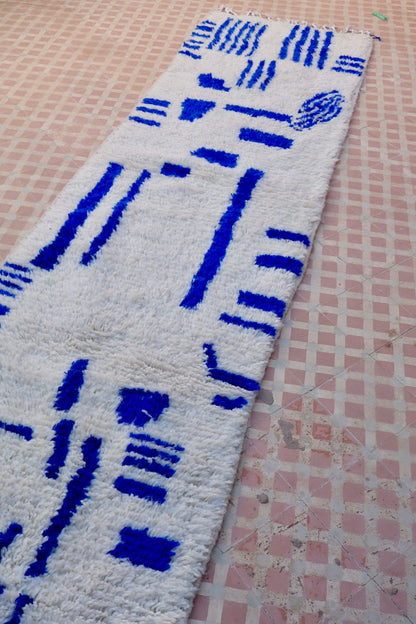 Tapis Berbère Couloir Azilal Blanc à Motifs Bleu Majorelle - 308 x 79 cm Néda