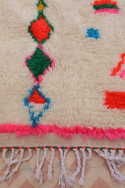 سجادة بربرية ملونة بيضاء بنقوش متعددة الألوان وحواف وردية - أزيلال نيدا