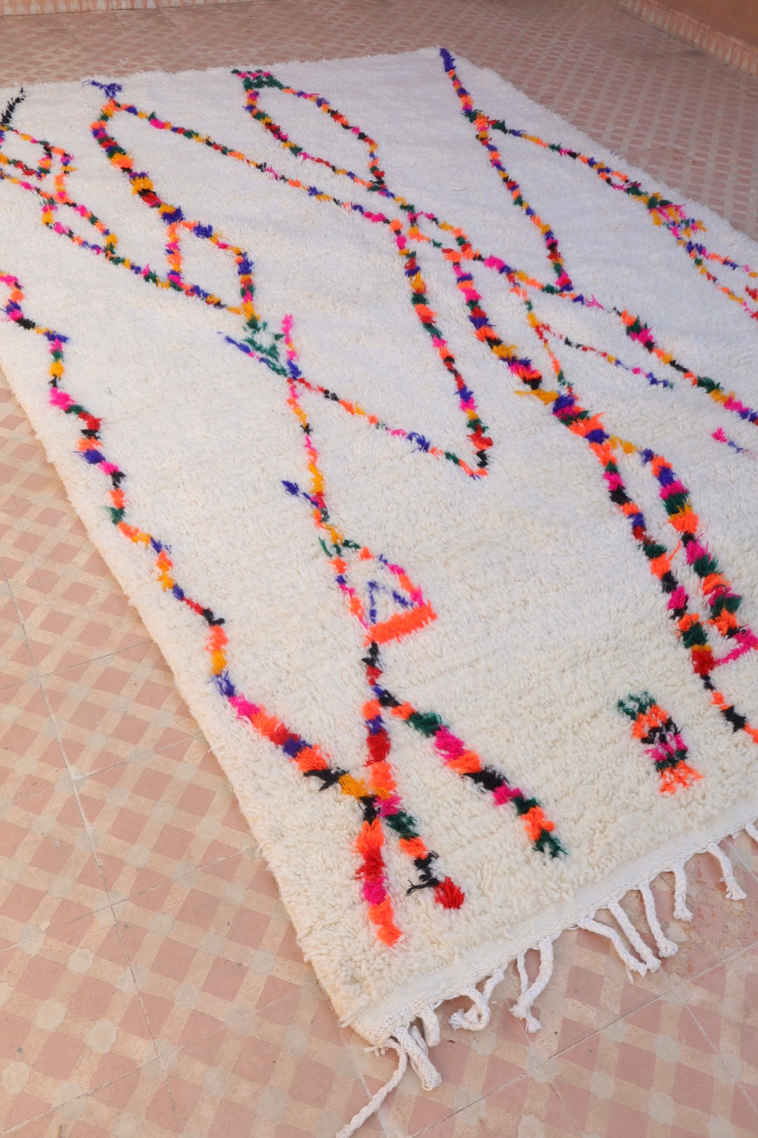 Tapis Azilal Berbère Blanc à Motifs Colorés et Fluo – Fait main- 307 x 207 cm Néda