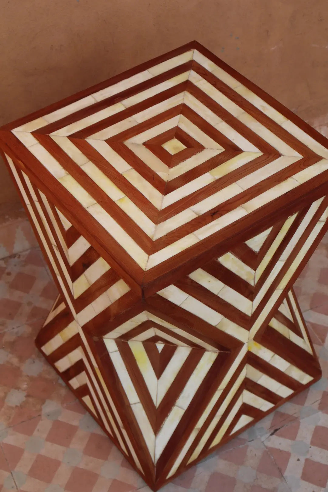 Table d’Appoint Sculpturale en Maqueterie Bois et Os- DONA Néda