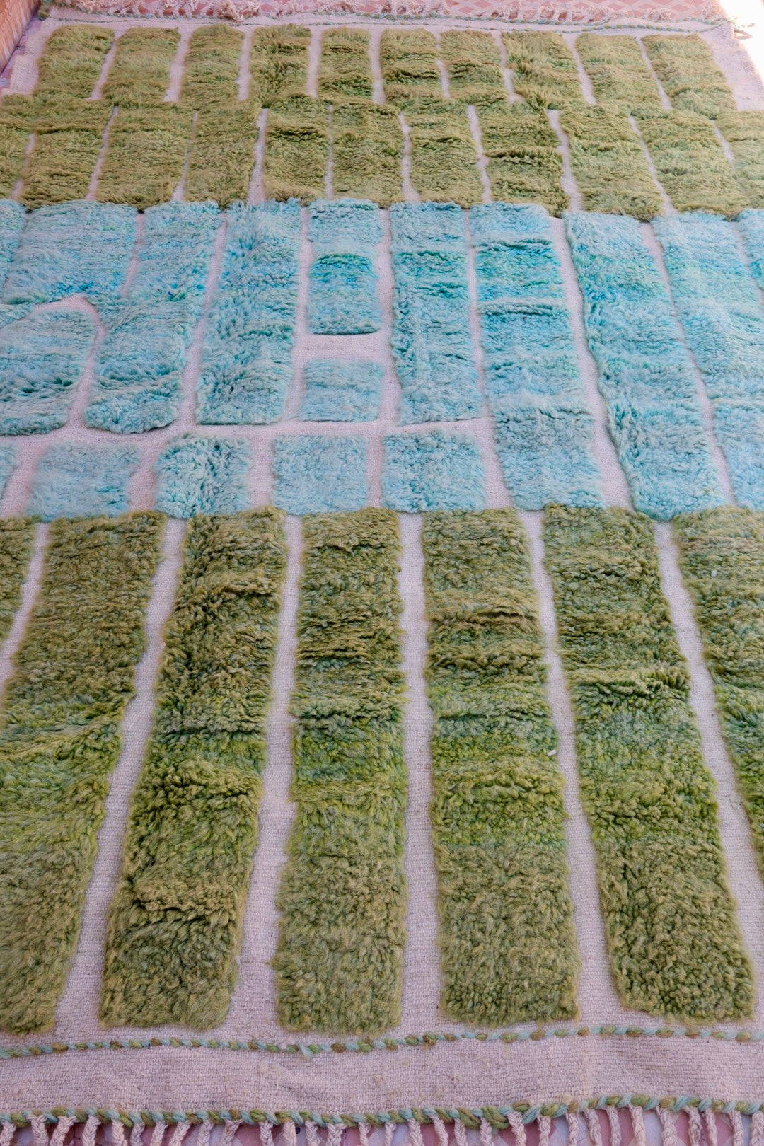 Tapis marocain berbère béni ouarain en laine vert d’eau et bleu turquoise à reliefs moderne