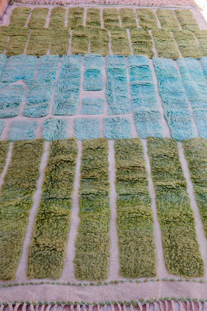 Tapis marocain berbère béni ouarain en laine vert d’eau et bleu turquoise à reliefs moderne