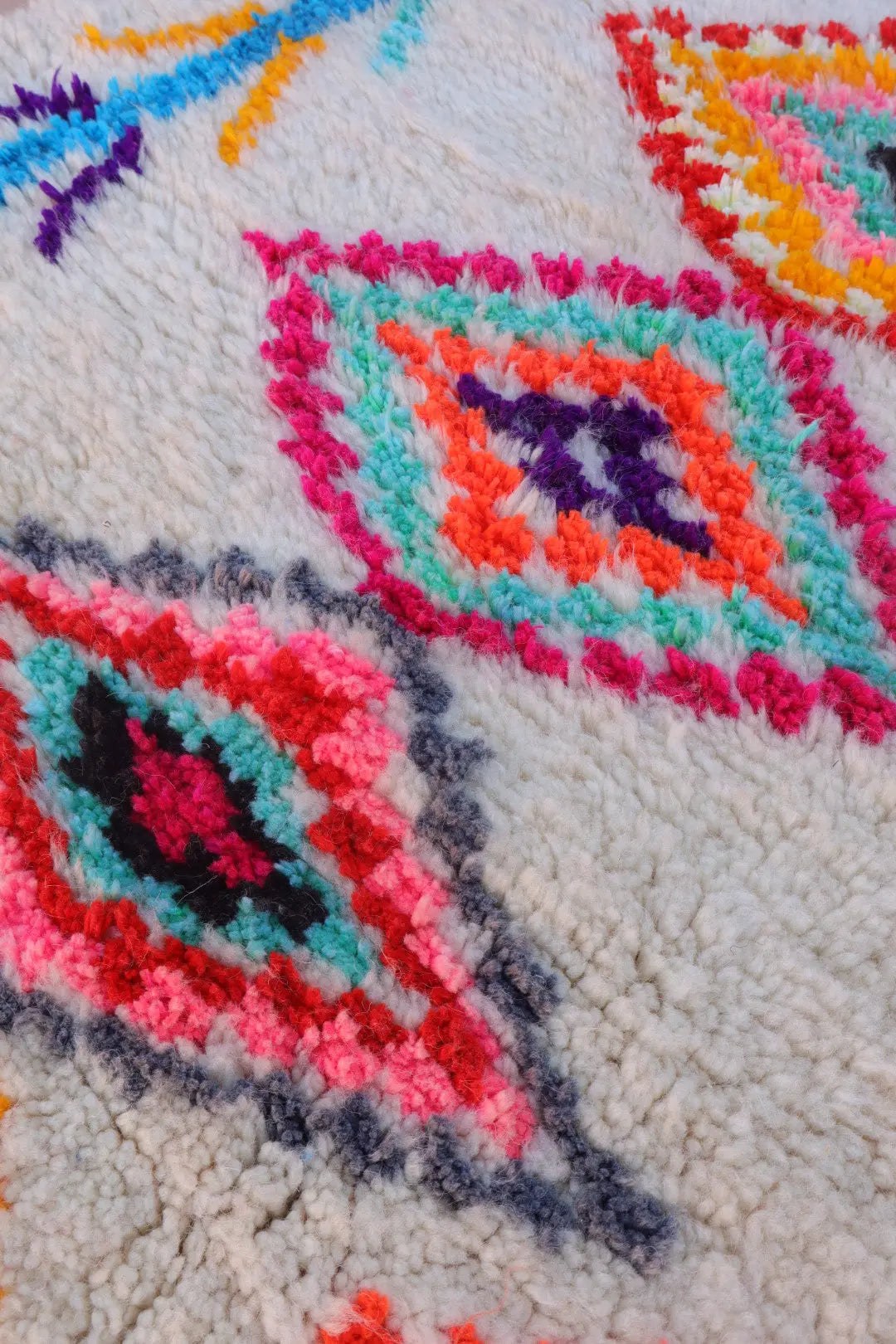 Tapis Berbère Azilal Colorés Motifs Multicolores et Fluo- 262 x 191 cm Néda