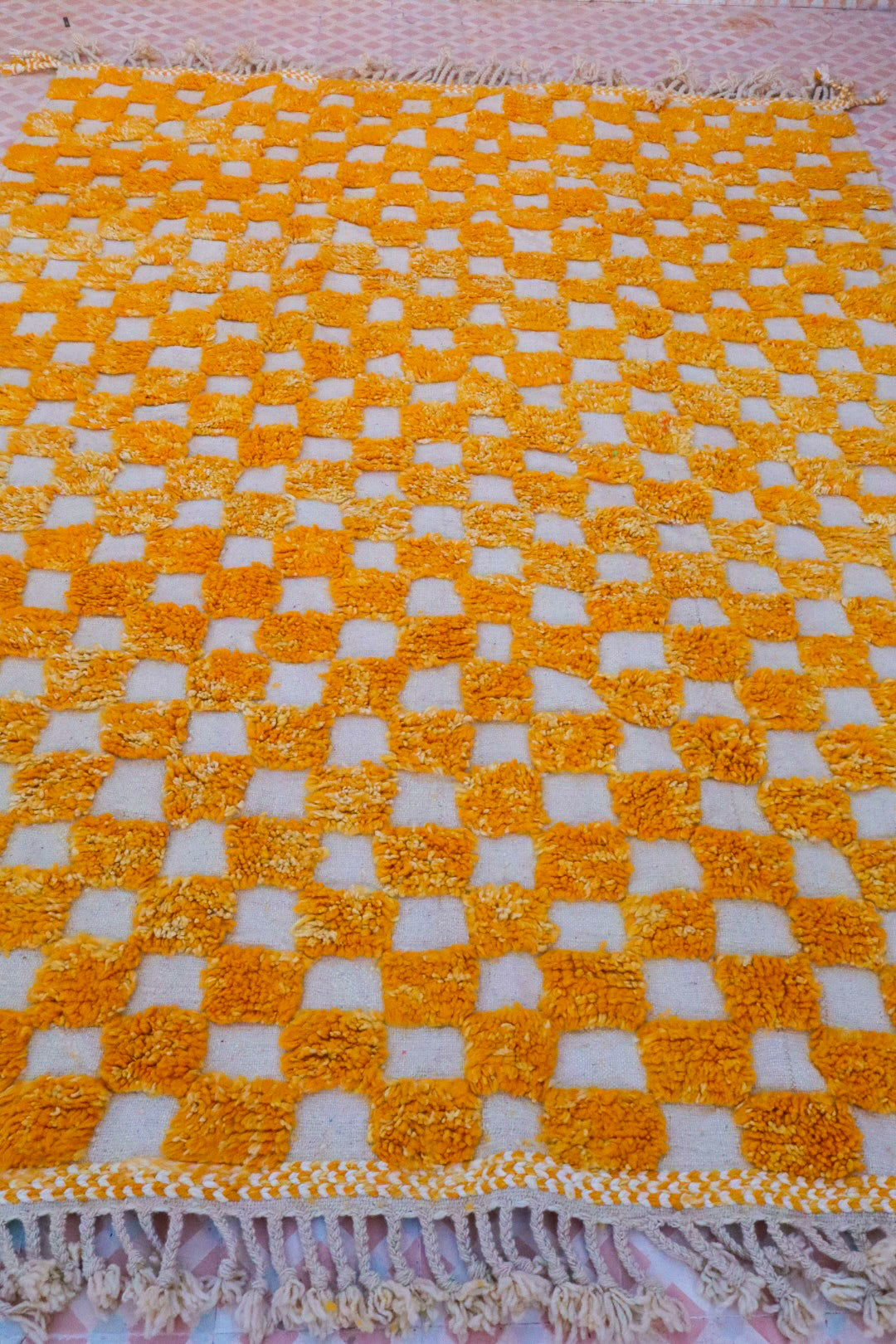 Beni Ouarain Berber checkered carpet in gold yellow and white - 288 x 209 cm