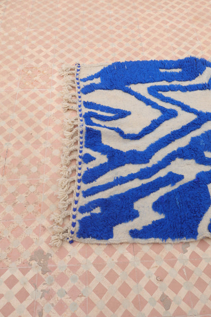 Tapis Berbère Béni Ouarain Moderne Bleu Klein À Reliefs Abstrait - Modèle signature - 160 x 120 cm Néda