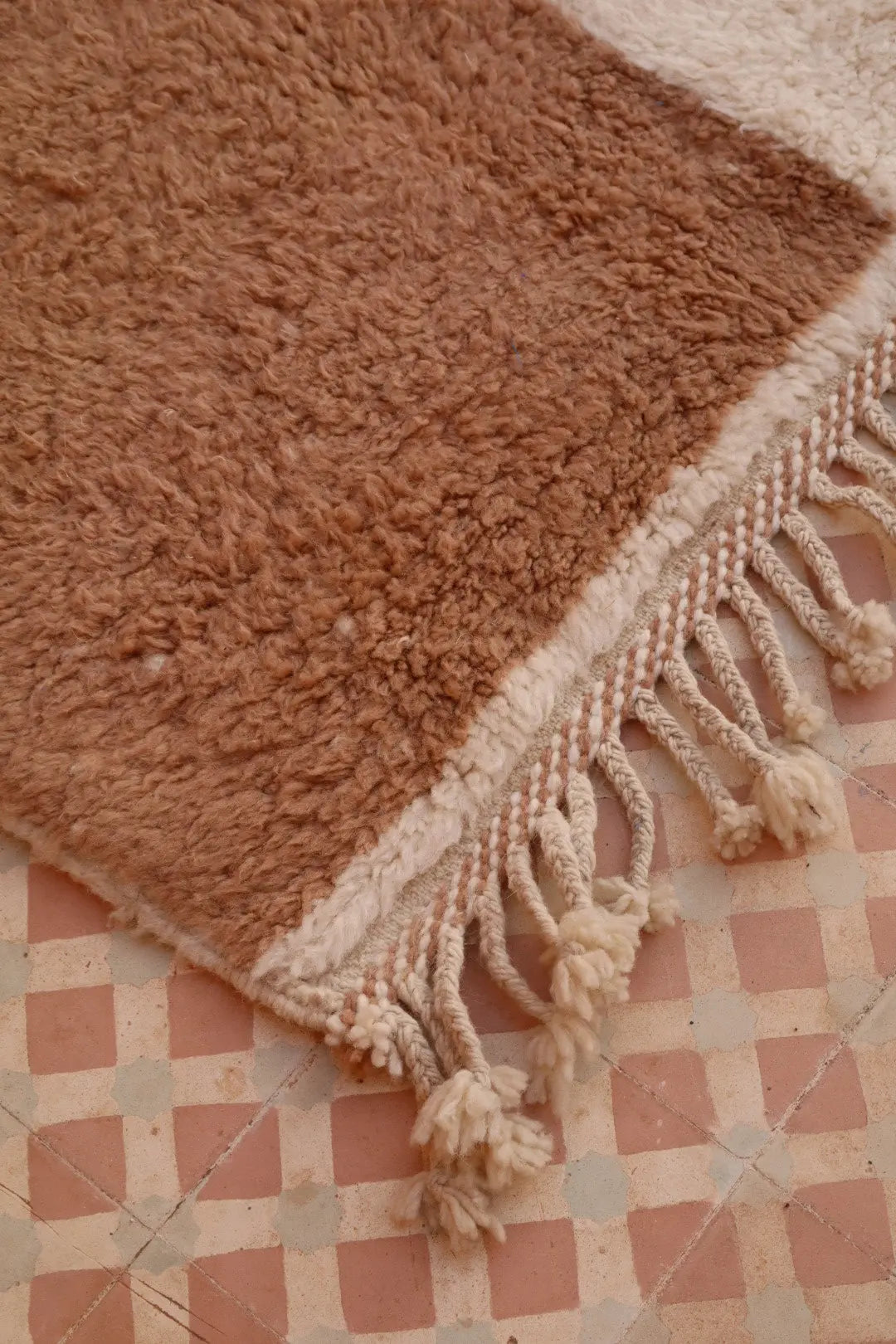Tapis Berbère Béni Ouarain Moderne Beige Foncé Blanc - 160 x 110 cm Néda