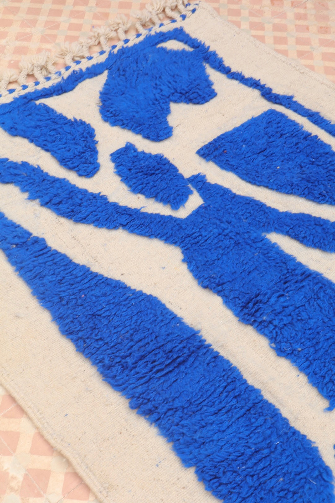 Tapis Berbère Béni Ouarain Moderne Bleu Klein À Reliefs - 202 x 127 cm Modèle Signature Néda