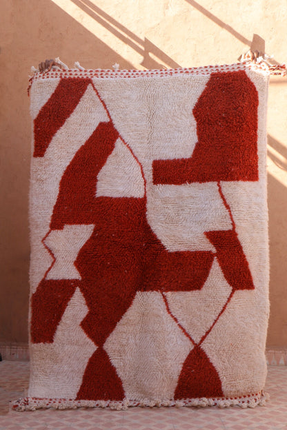 Tapis berbère marocain moderne descente de lit blanc à motifs abstraits rouge 