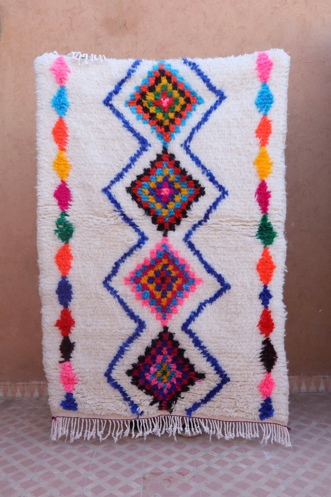Tapis Berbère Azilal Blanc Motifs Losanges Colorés et Fluo- 152 x 102 cm Néda