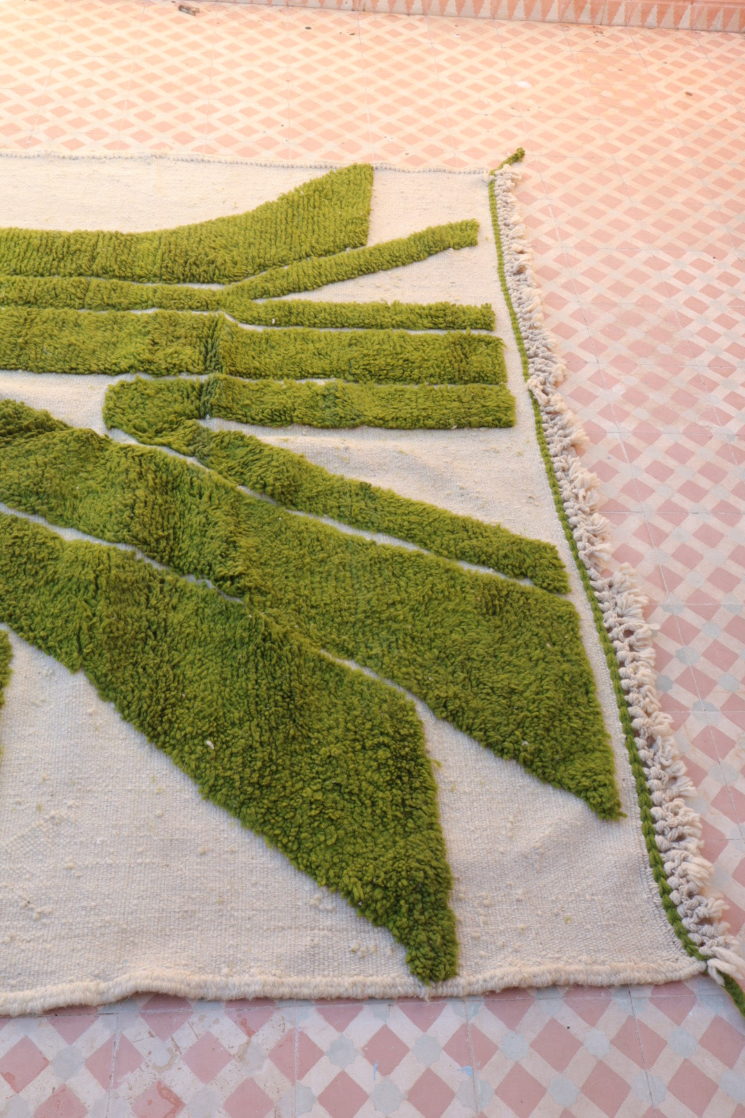 Beni Ouarain Modern Green and Cream Berber Carpet "Tree" - 300 x 192 cm and