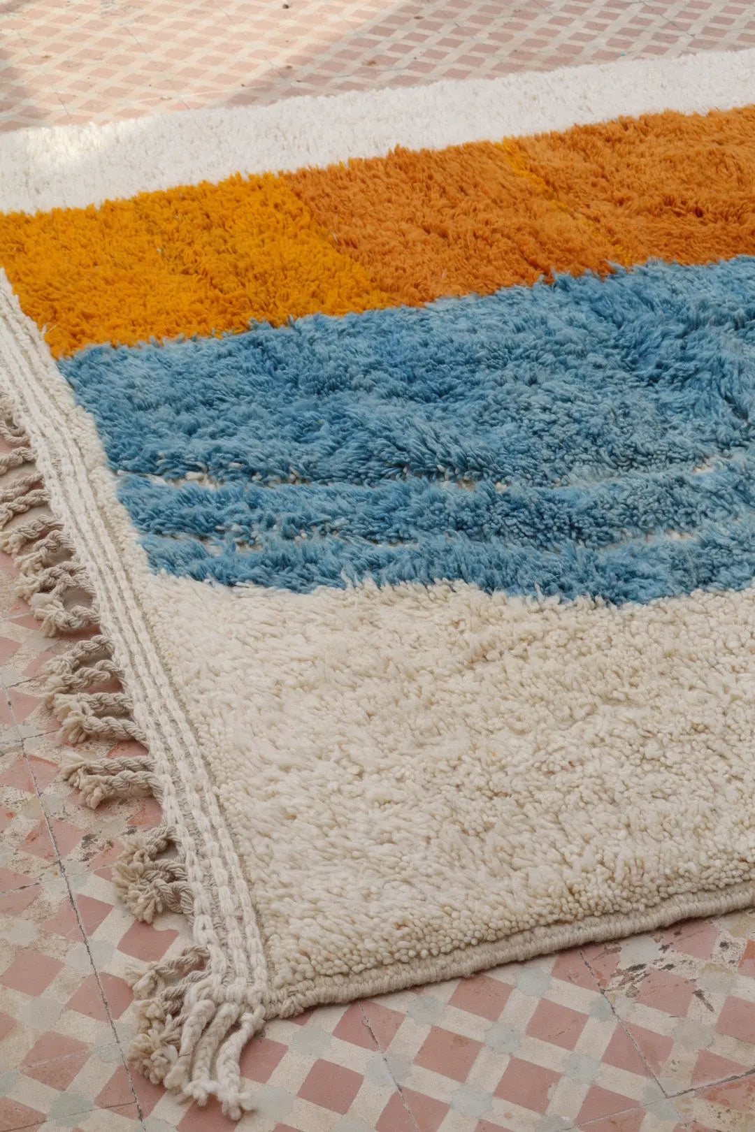 Tapis Berbère Blanc à Motifs Colorés Contemporain à Reliefs Béni Ouarain - 292 x 194 cm Néda