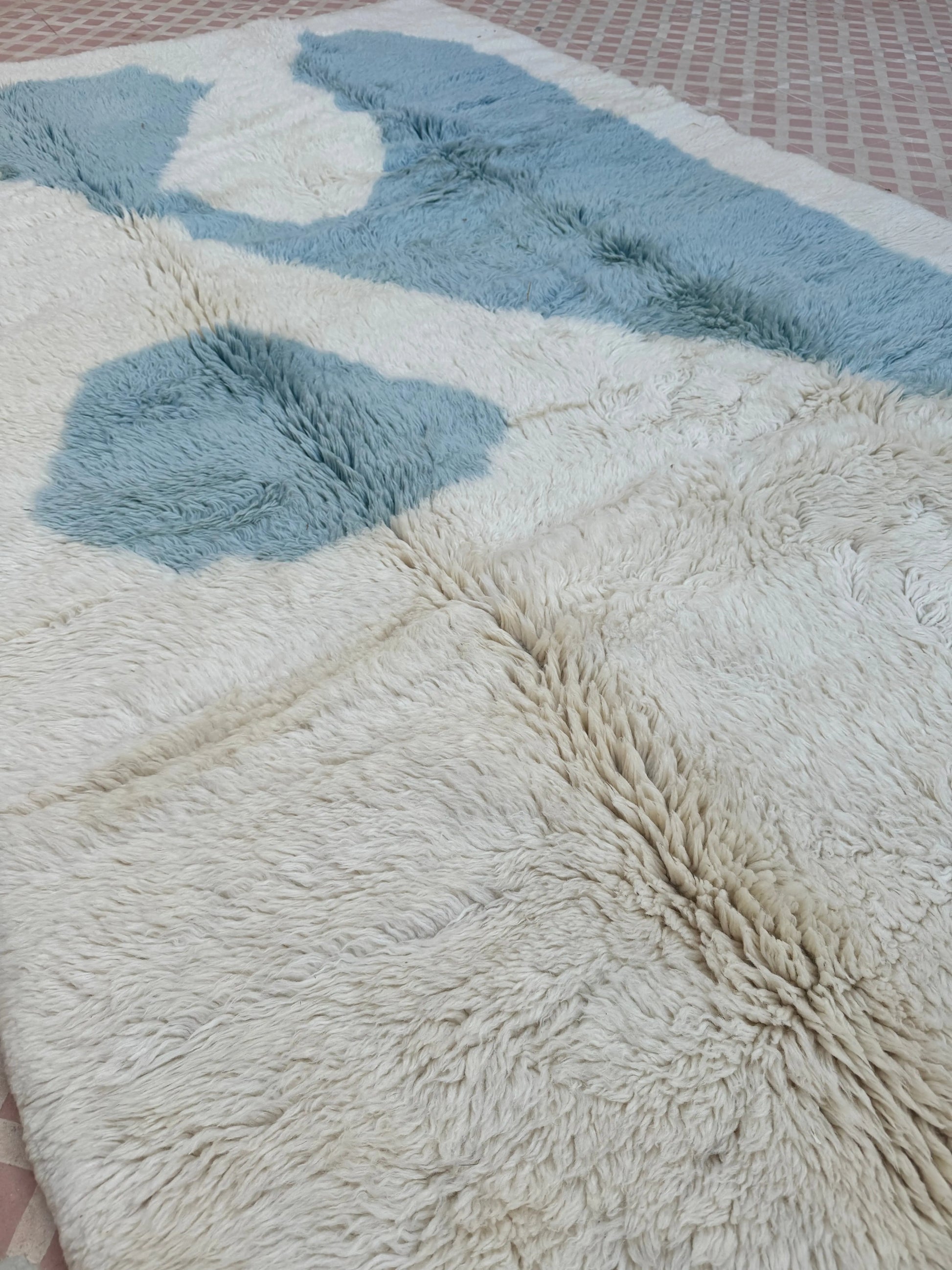 Tapis Berbère Mrirt Bleu Ciel et Blanc Moderne - 257 x 159 cm Néda