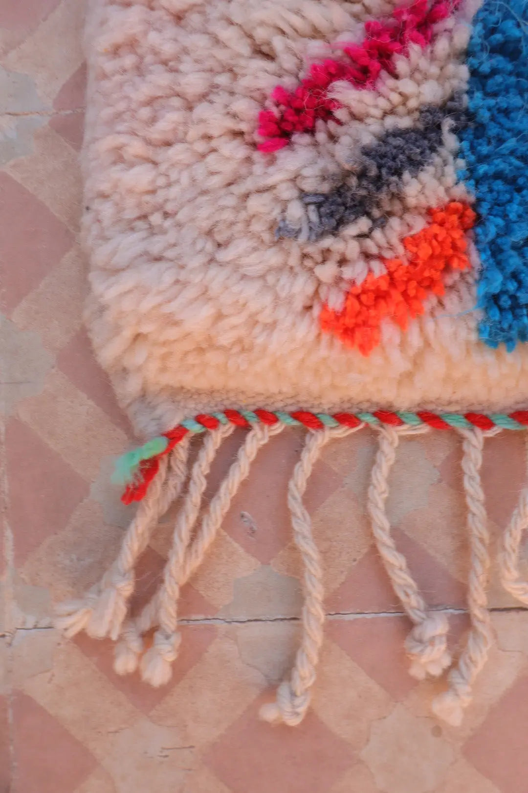 Tapis Berbère Azilal Colorés Motifs Multicolores et Fluo- 262 x 191 cm Néda