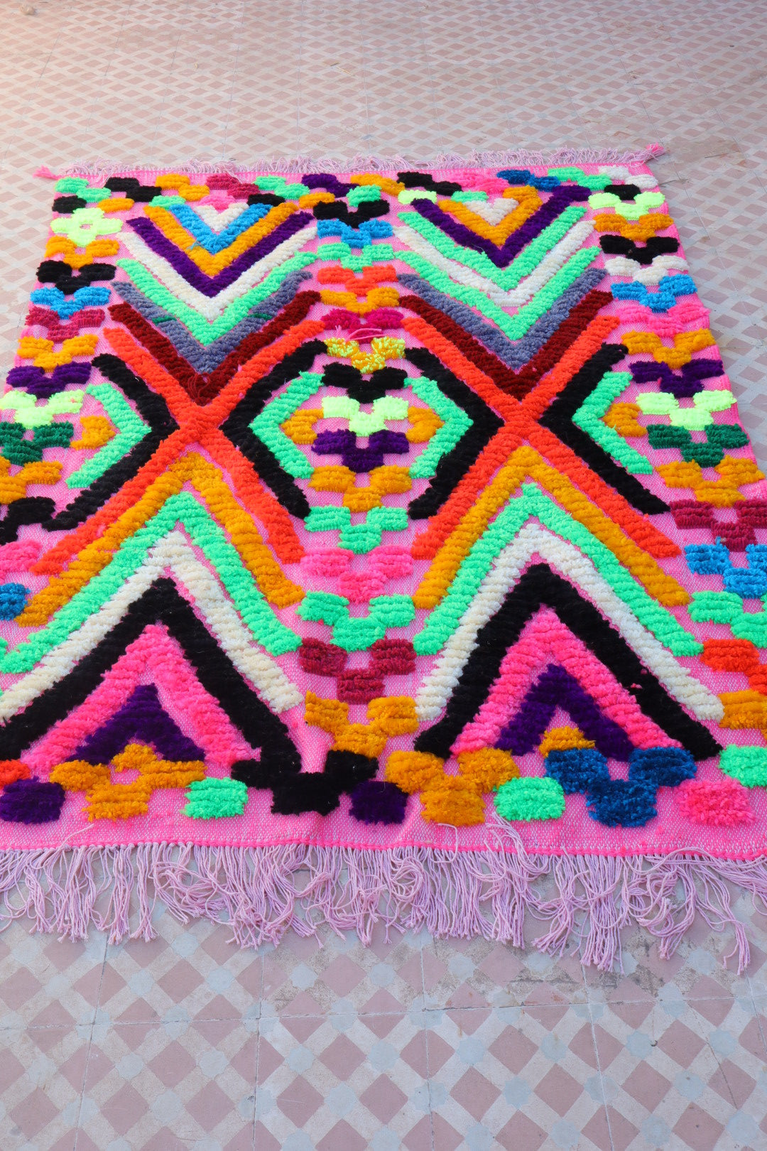 Tappeto Berbero Colorato Rosa Motivi Fluo- 190 x 142 cm Néda