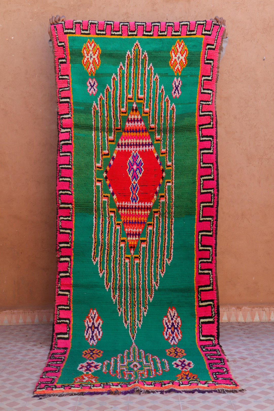 Tapis berbère vintage coloré à motifs fluo tapis azilal ancien vert à motifs rose fluo tapis marocain long coloré tapis berbère ancien vert et rose Fluo tapis marocain ancien de couloir coloré 