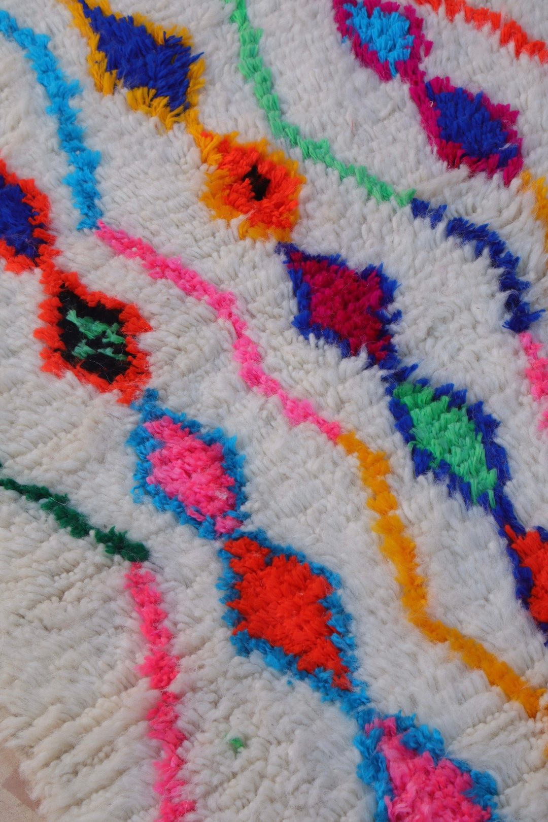 Tapis Berbère Couloir Azilal Blanc à Motifs Colorés Fluos - 300 x 82 cm Néda