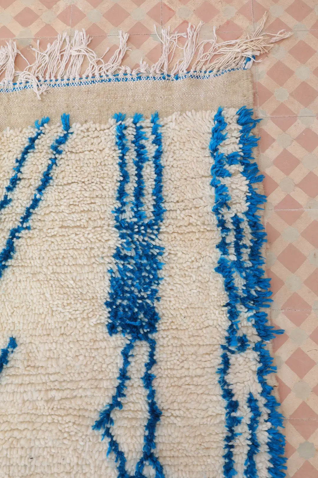 Tapis Berbère Azilal Blanc Motifs Abstraits Bleu- 239 x 139 cm Néda