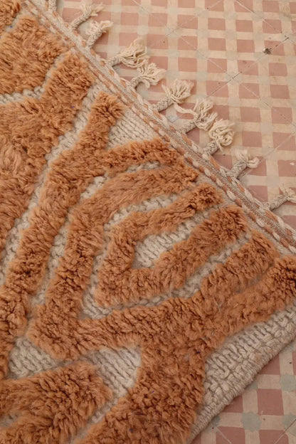 Tappeto Berbero Beni Ouarain Moderno Beige Con Rilievi Astratti - Modello firma 05 Néda