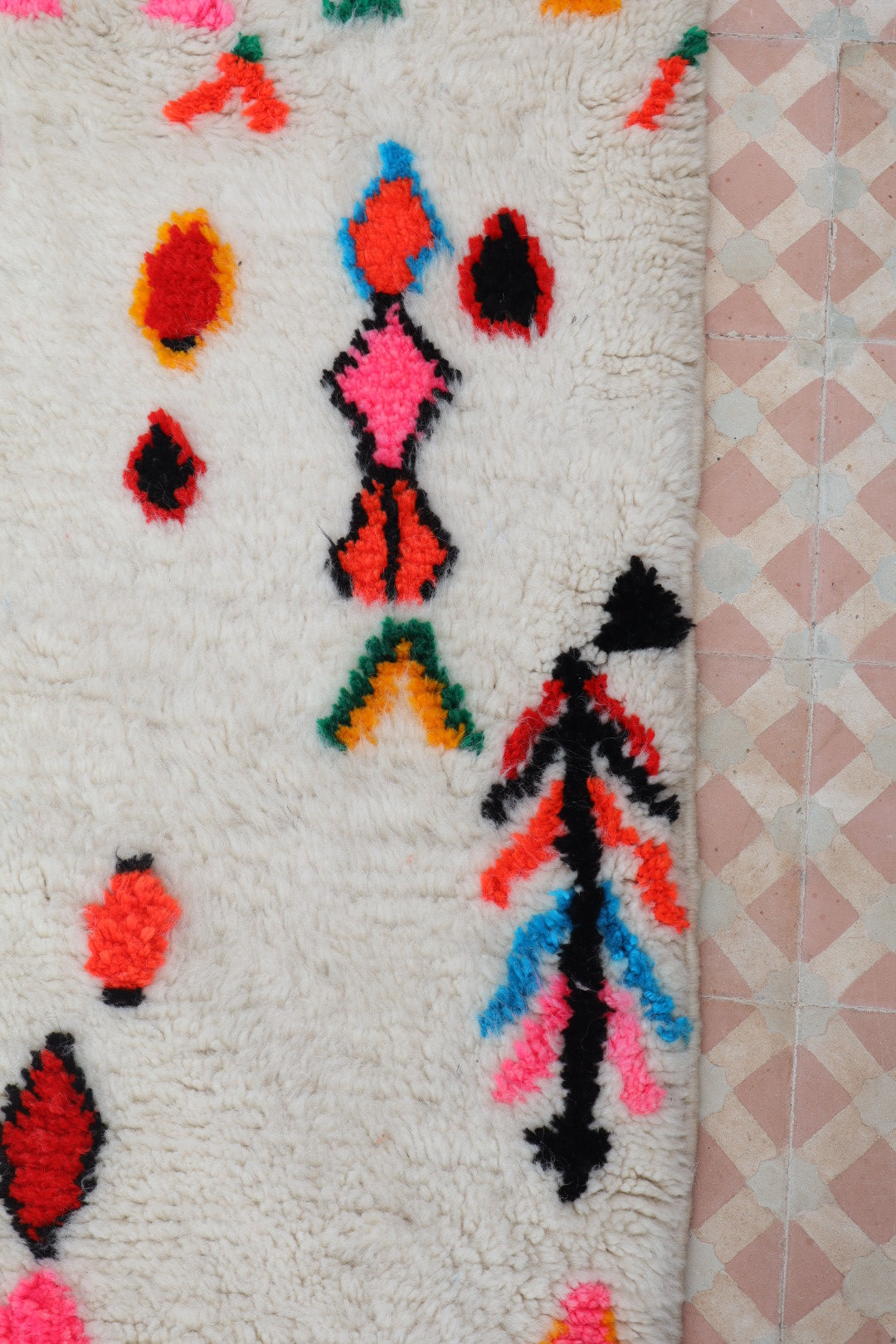 Berberteppich Flur Azilal Weiß mit bunten fluoreszierenden Mustern - 286 x 92 cm Néda