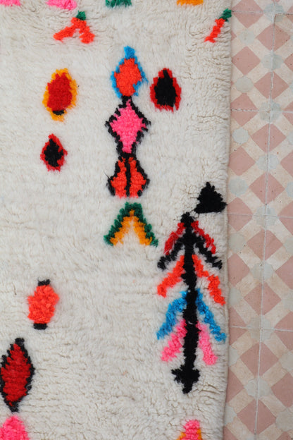 Berberteppich Flur Azilal Weiß mit bunten fluoreszierenden Mustern - 286 x 92 cm Néda