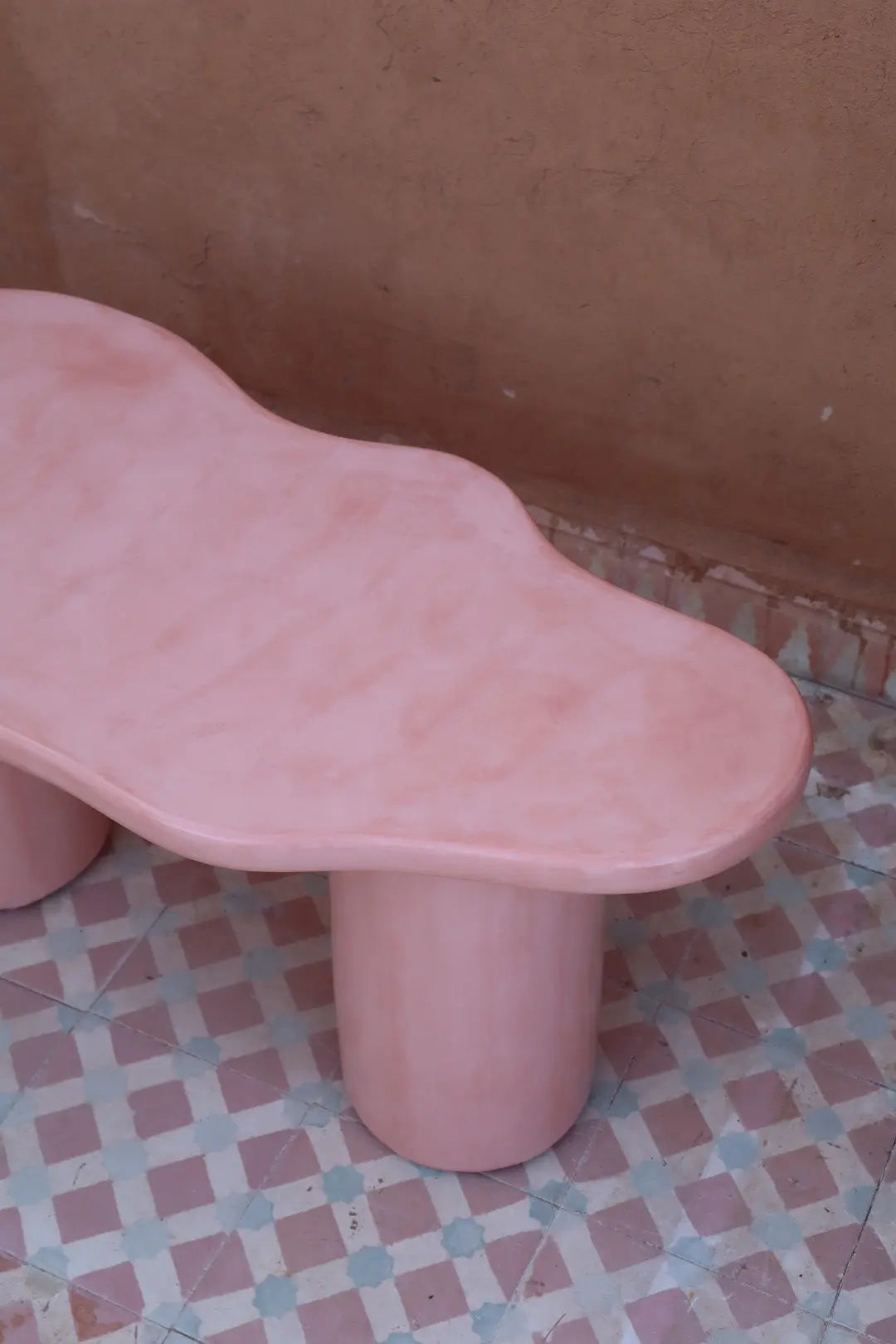 Table Basse Organique en Béton Ciré - « CURVE » Rose Néda