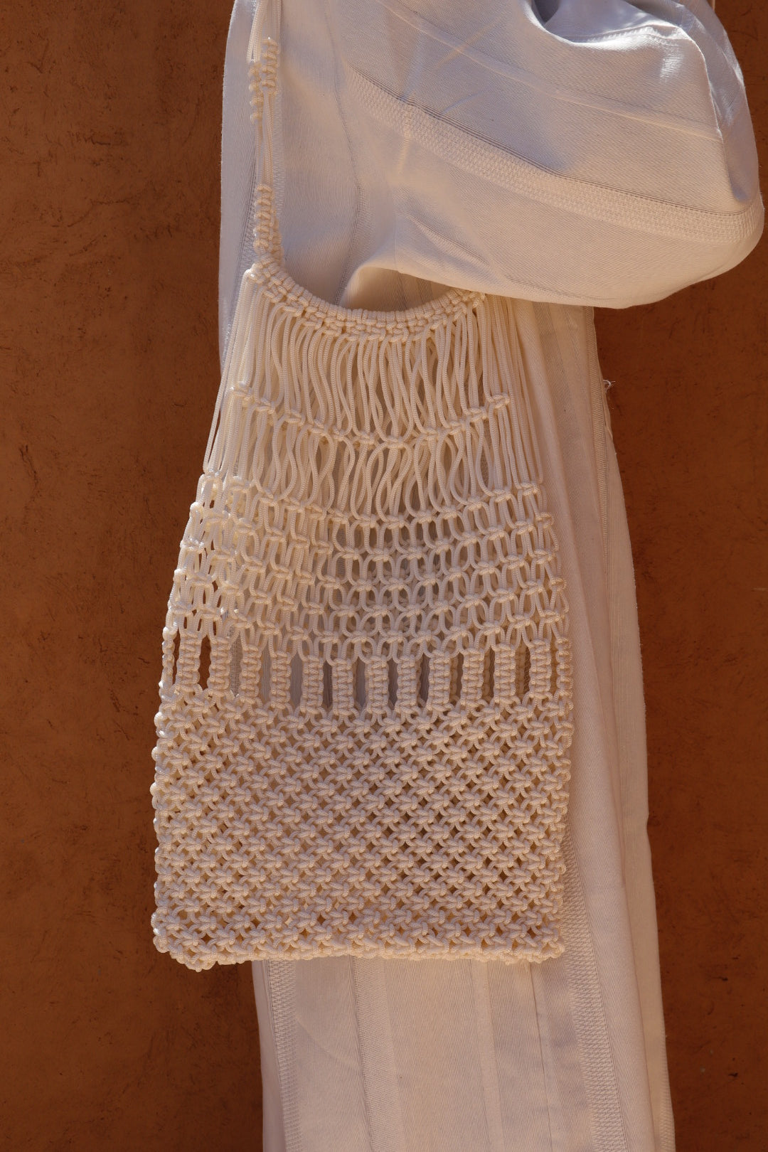 <img src="{{ 'sac-crochet-nylon-macrame-blanc.jpg' | asset_url }}" alt="Sac en crochet et nylon blanc fait main, porté à l'épaule, style macramé, idéal pour un look tendance et artisanal, disponible en plusieurs coloris" title="Sac en crochet et nylon blanc fait main - Macramé">