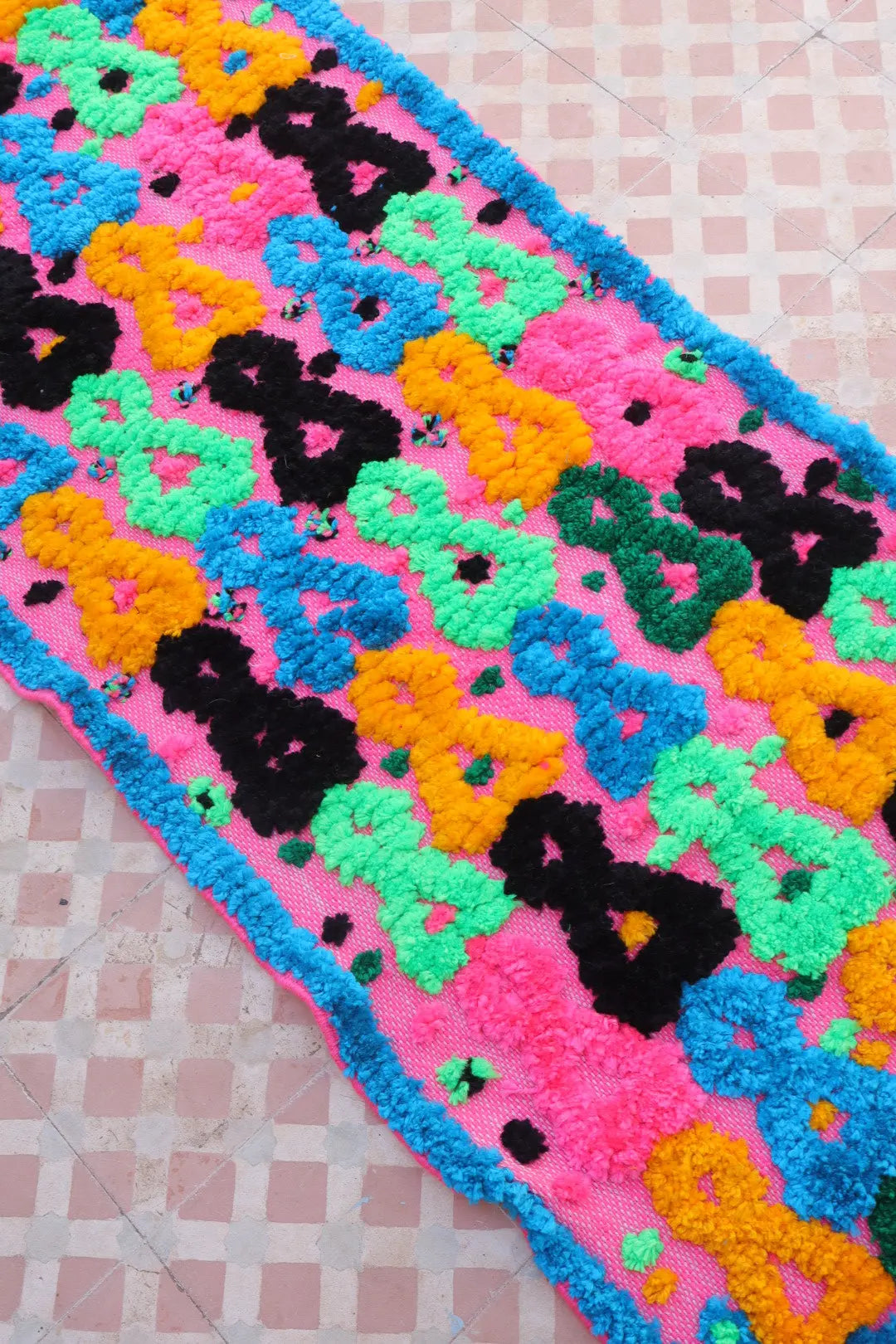 Tapis Berbère Couloir Azilal Rose à Motifs Reliefs Multicolores -293  x 70 cm Néda