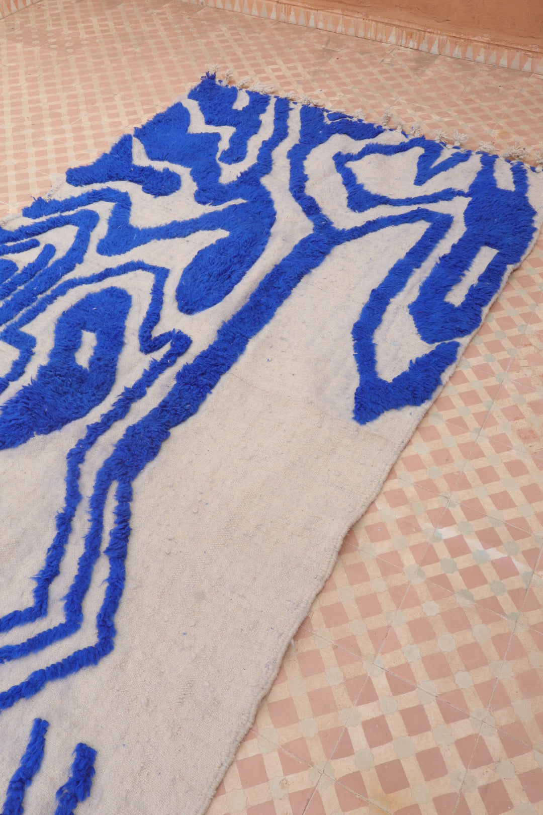 Tapis Berbère Béni Ouarain Moderne Bleu Klein À Reliefs Abstrait - Modèle signature - 260 x 141 cm Néda