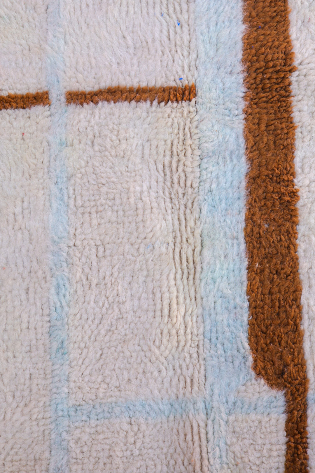 Alfombra berber Béni Baige con patrones abstractos marrones y azules - 176 x 121 cm