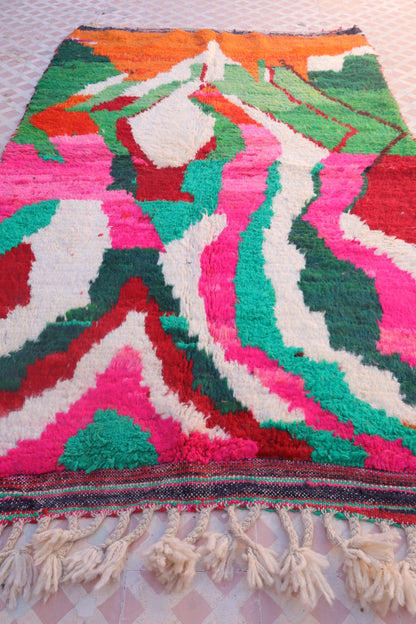 Tapis berbère Boujad vert rose orange à motifs abstrait tapis tableau tapis marocain multicolore à motifs abstrait moderne et coloré bohème chic et éclectique 