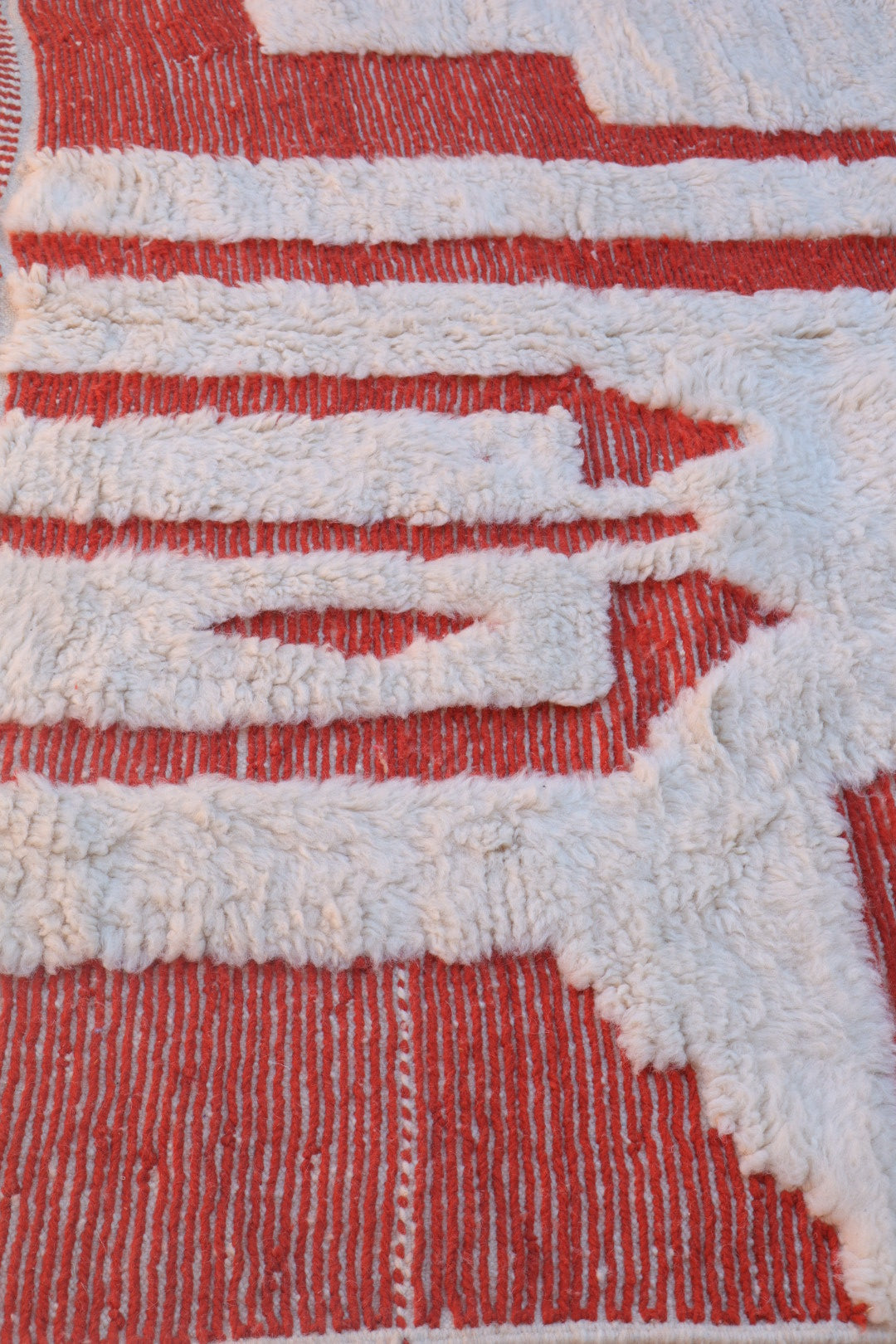 Beni Ouarain Modern White Berber Rug with Red Reliefs - 318 x 220 cm