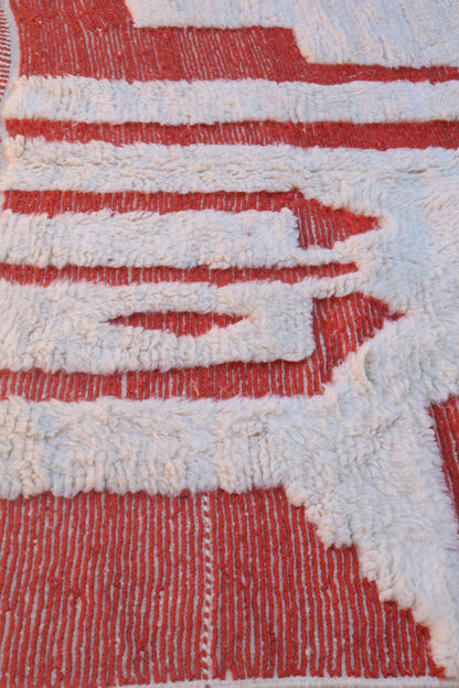 Beni Ouarain Modern White Berber Rug with Red Reliefs - 318 x 220 cm