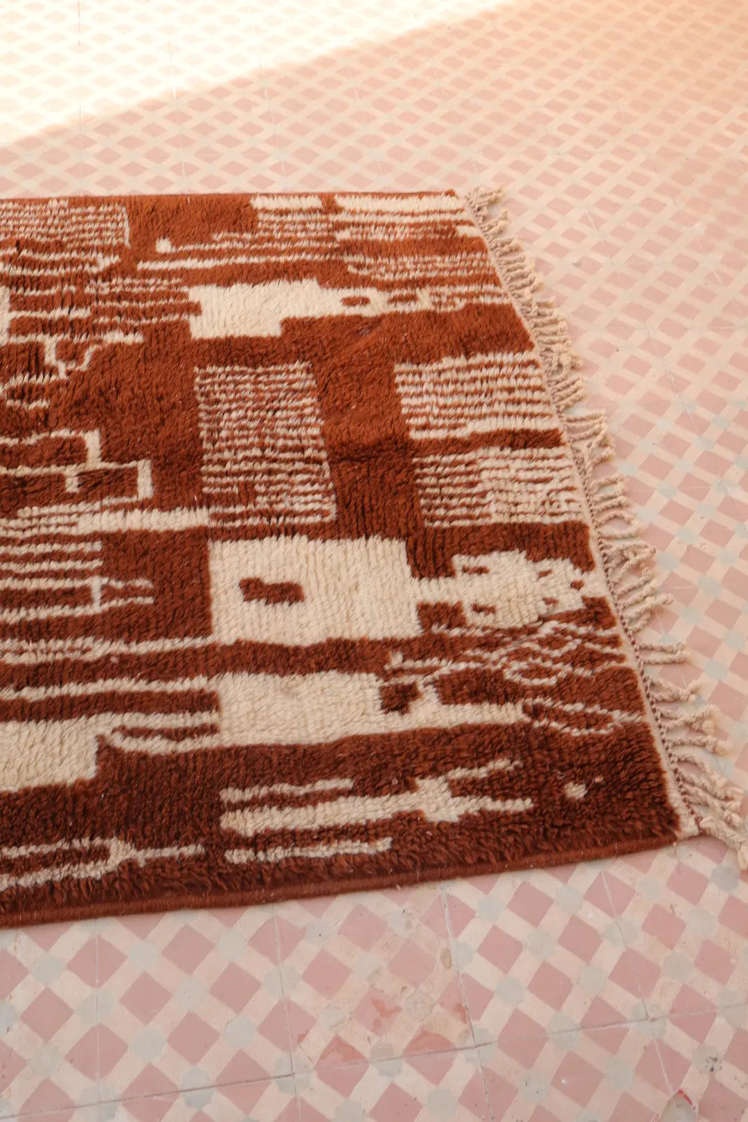 Tapis Berbère Azilal Contemporain Marron et Blanc - 238 x 143 cm Néda