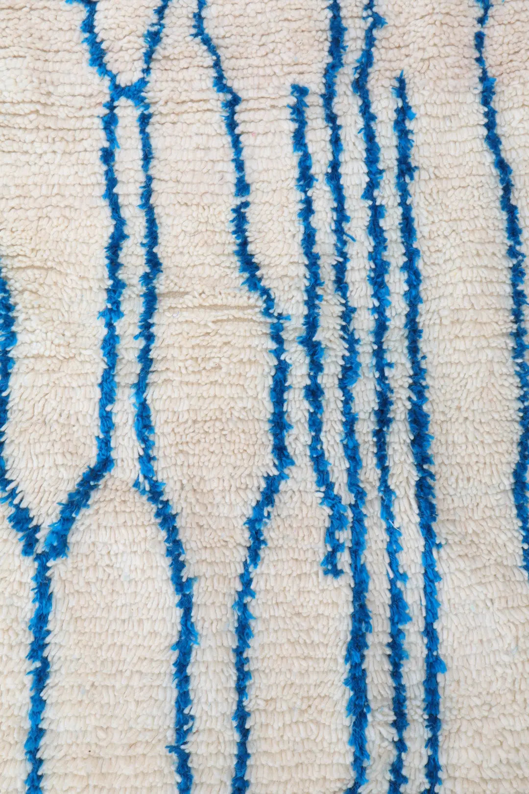 Tapis Berbère Azilal Blanc Motifs Abstraits Bleu- 239 x 139 cm Néda