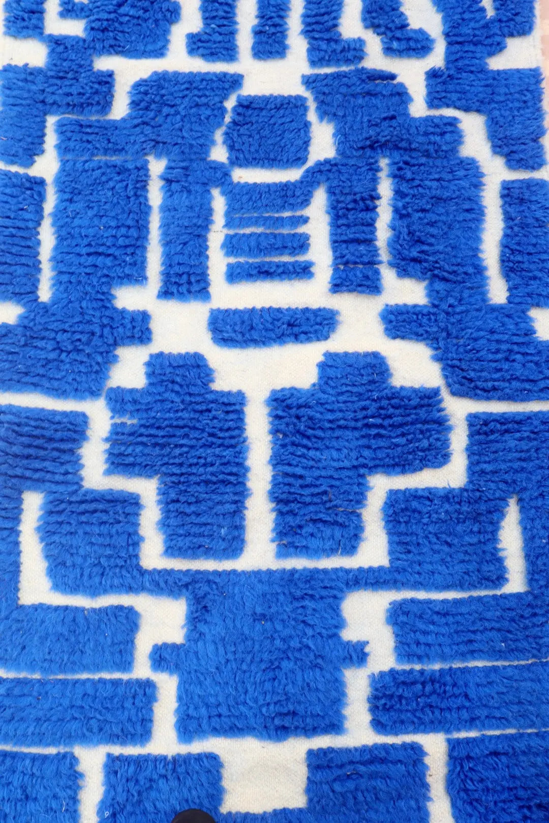 Tapis Berbère Couloir Béni Ouarain Bleu Klein en Reliefs- 307 x 82 cm Néda
