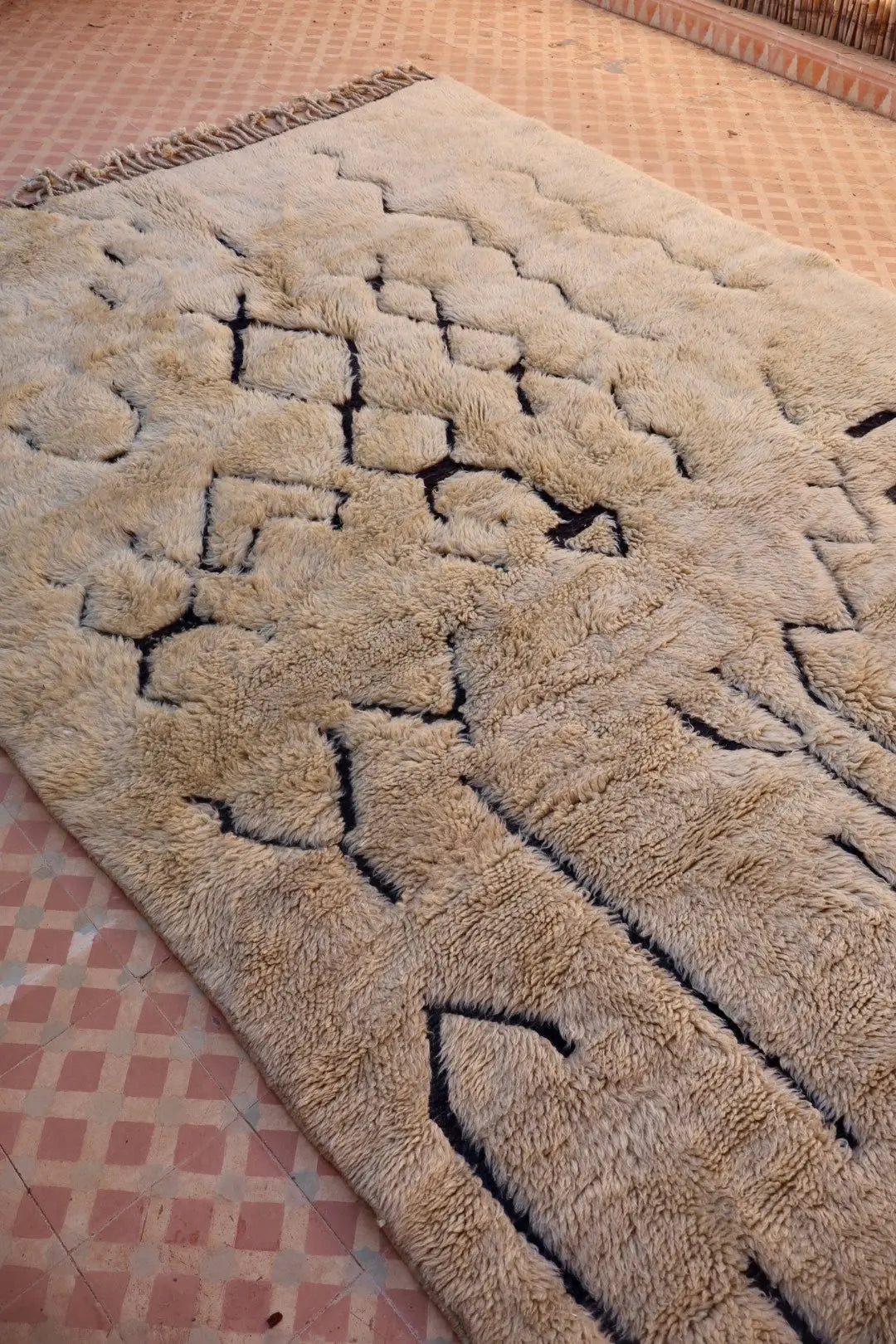 Tapis Berbère Mrirt Foncé Motifs Abstraits Reliefs Noirs - 311 x 200 cm Néda