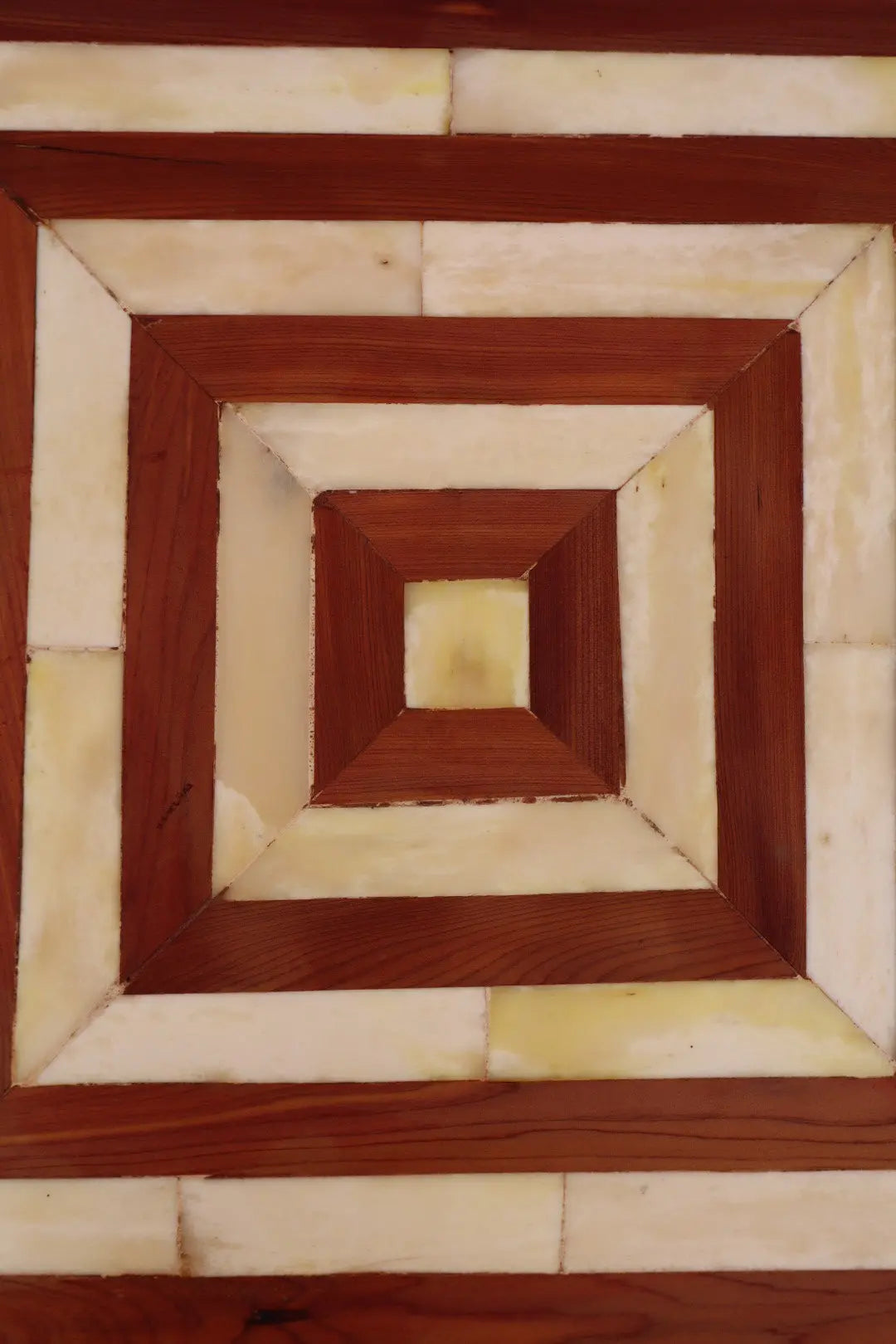 Table d’Appoint Sculpturale en Maqueterie Bois et Os- DONA Néda