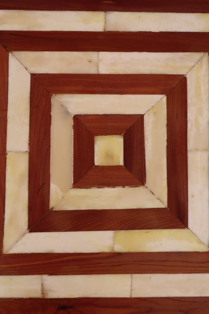 Table d’Appoint Sculpturale en Maqueterie Bois et Os- DONA Néda