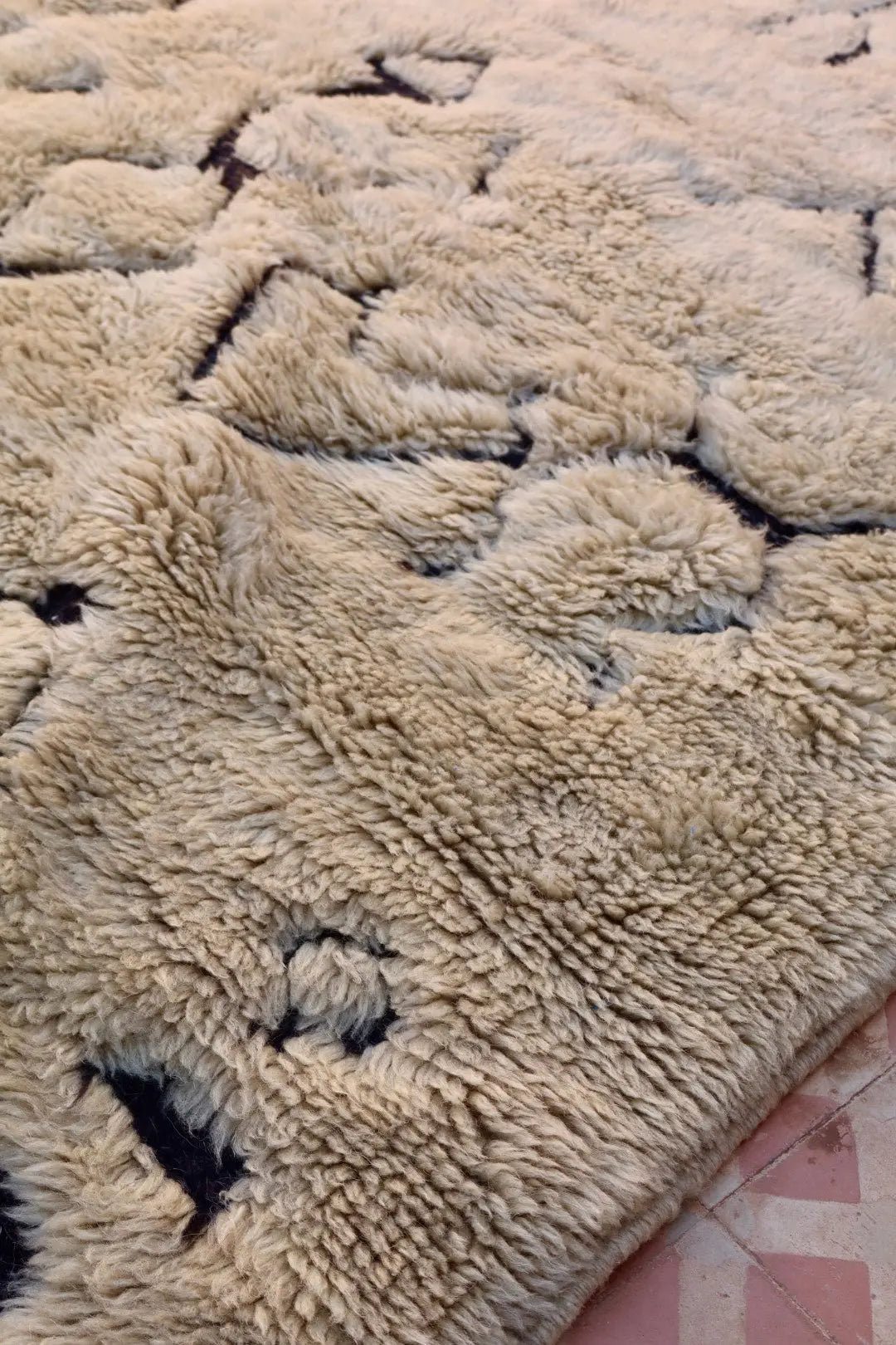 Tapis Berbère Mrirt Foncé Motifs Abstraits Reliefs Noirs - 311 x 200 cm Néda