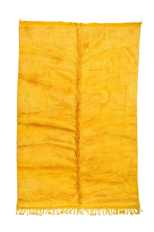 Tapis berbère marocain Mrirt jaune d’or tapis berbère luxueux en laine fait-main couleur jaune unique 