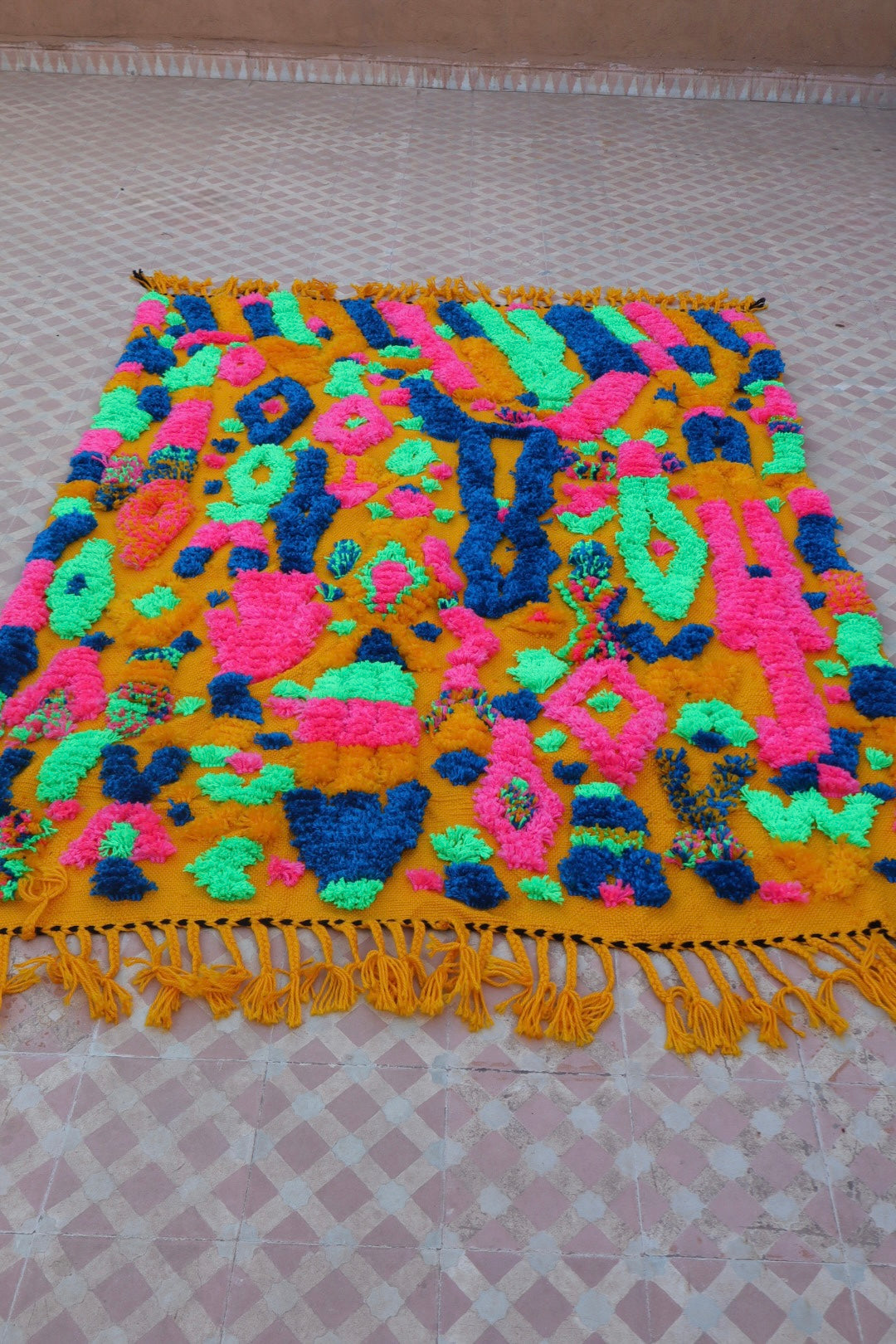 Tapis Berbère Coloré Jaune Moutarde Motifs Fluos-  190 x 142  cm Néda