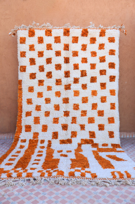 tapis berbère à damiers orange et blanc, tapis à damiers orange et balnc, tapis marocain à damiers, tapis berbère à motifs abstraits orange et blanc, tapis berbère fait-main, tapis béni ouarain à damiers orange et blanc 