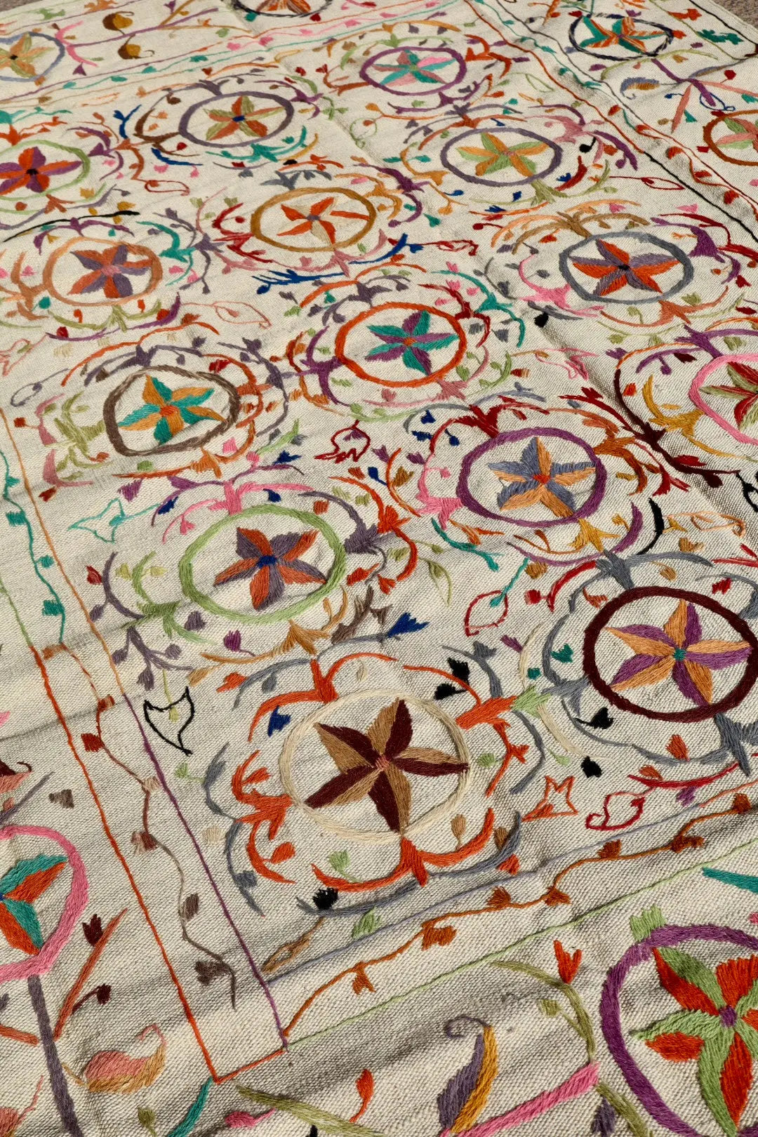 Tapis Kilim Suzani Motifs Brodés Multicolores – 240x 170 cm Néda