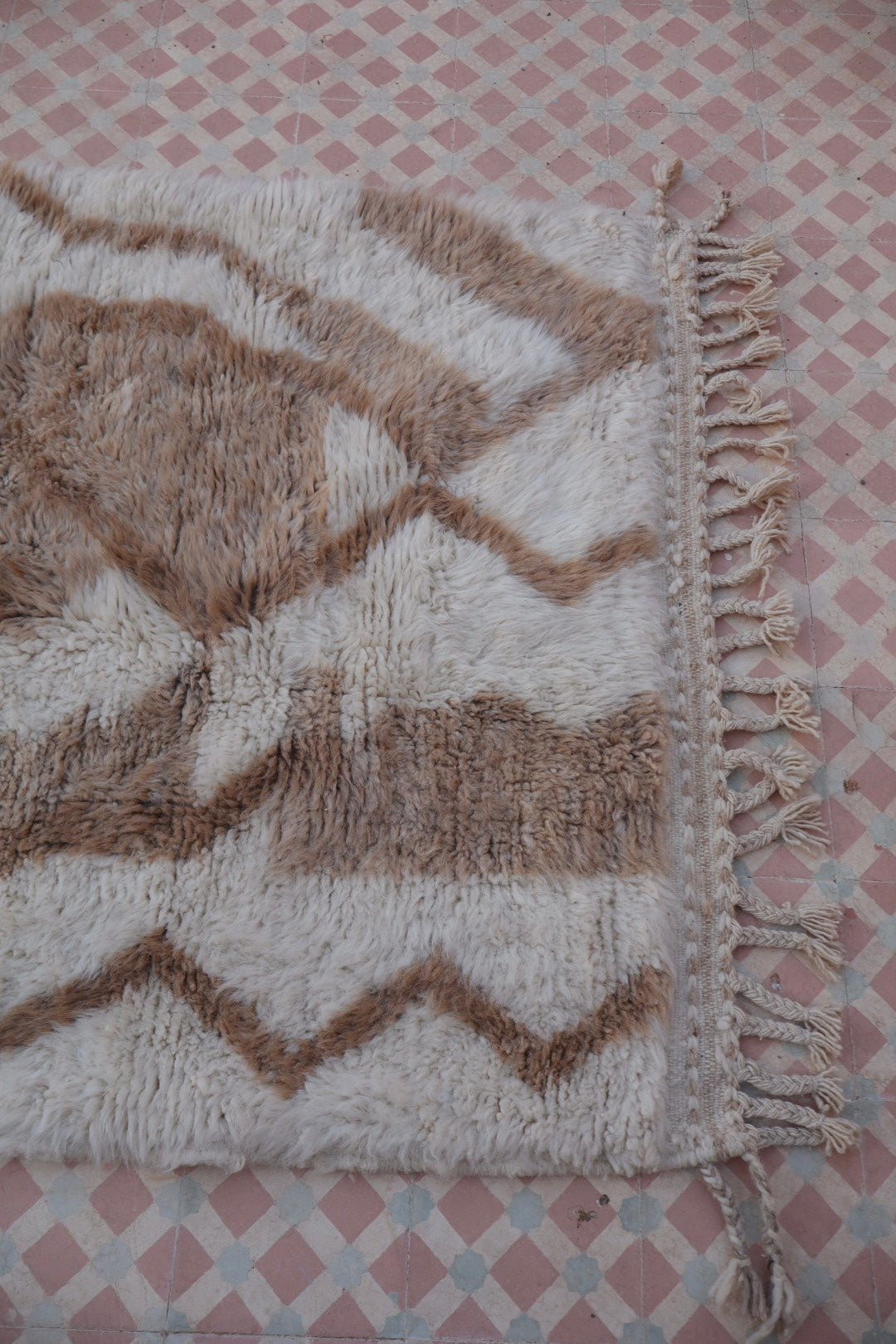 Berber carpet Beni Ouarain White with Abstract patterns Dark Beige - 261 x 111 cm