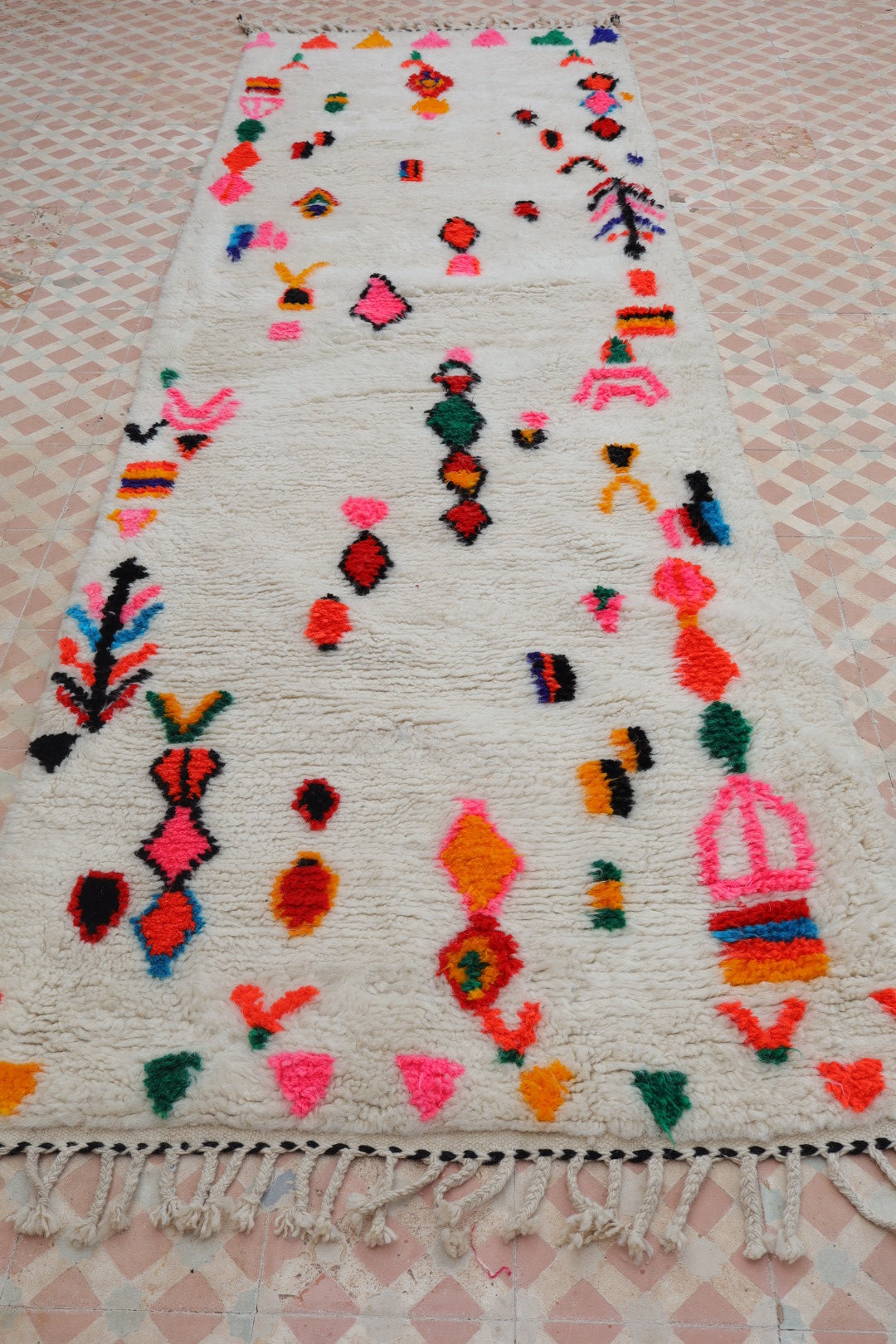 Berberteppich Flur Azilal Weiß mit bunten fluoreszierenden Mustern - 286 x 92 cm Néda