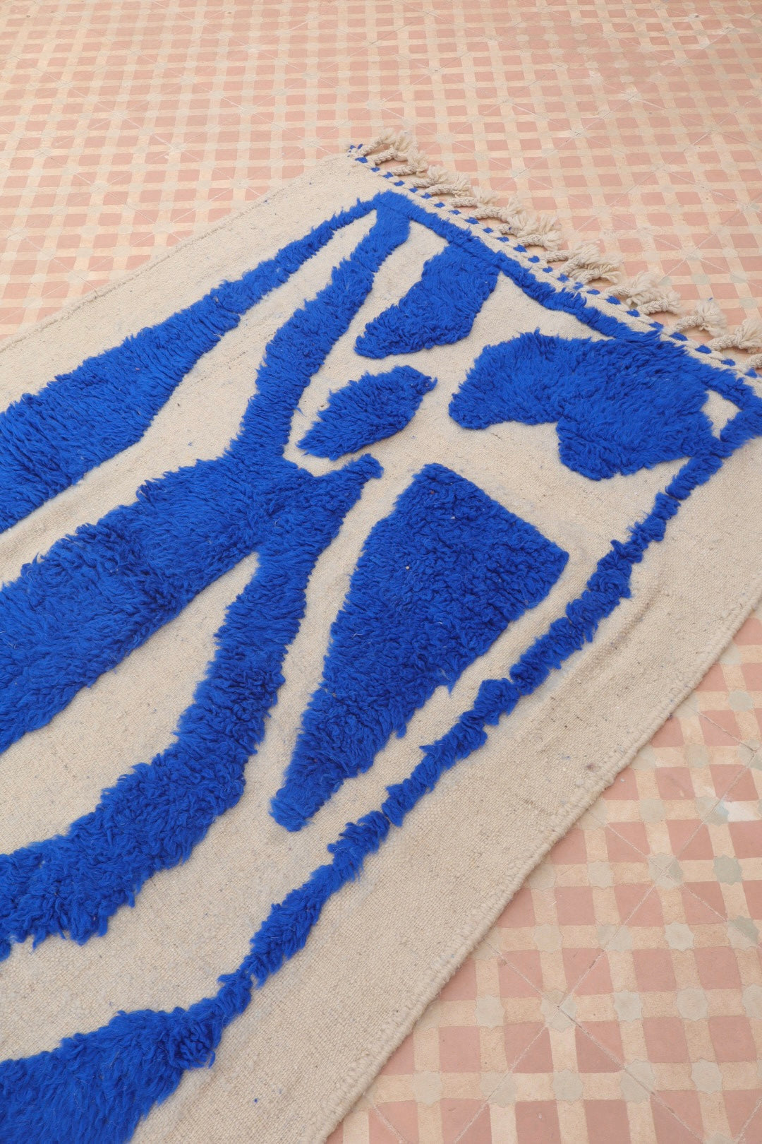 Tapis Berbère Béni Ouarain Moderne Bleu Klein À Reliefs - 202 x 127 cm Modèle Signature Néda