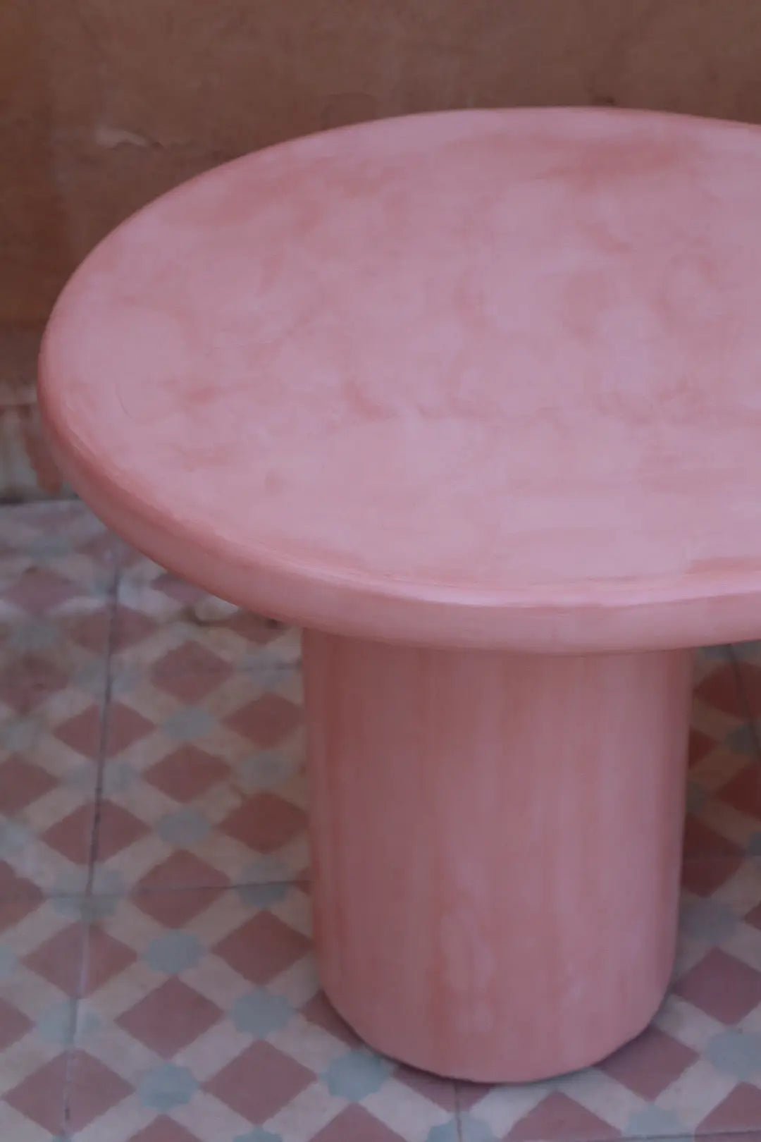 Table Basse Organique en Béton Ciré - « CURVE » Rose Néda