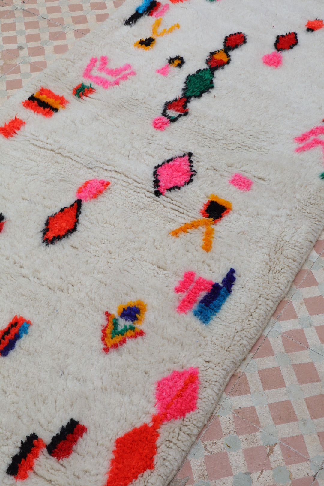 Berberteppich Flur Azilal Weiß mit bunten fluoreszierenden Mustern - 286 x 92 cm Néda