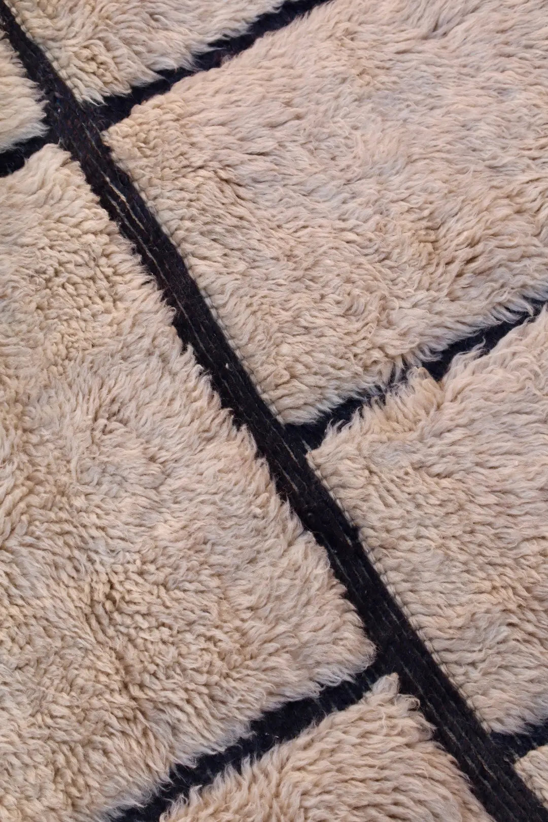 Tapis Berbère Mrirt Foncé Motifs Abstraits Reliefs Noirs - 311 x 200 cm Néda