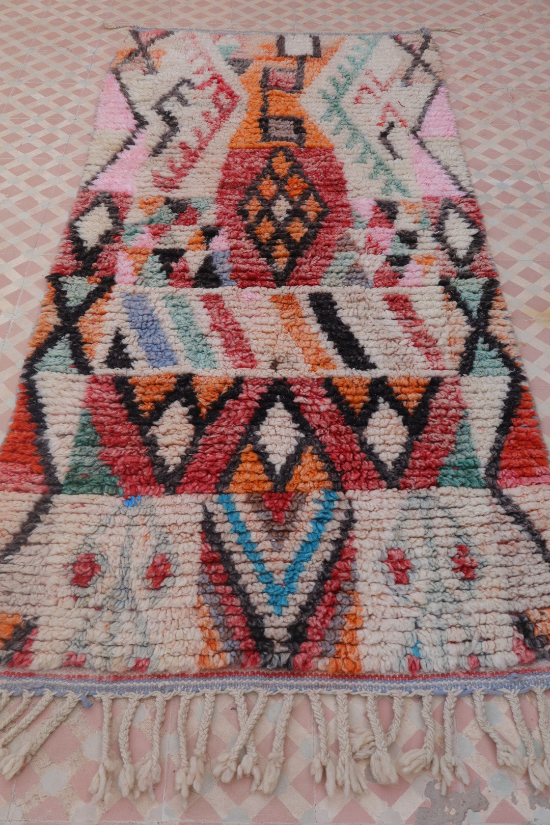 Tapis berbère marocain boujad aux tons chaux rouge rose à motifs ethniques fait main en laine bohème chic éclectique